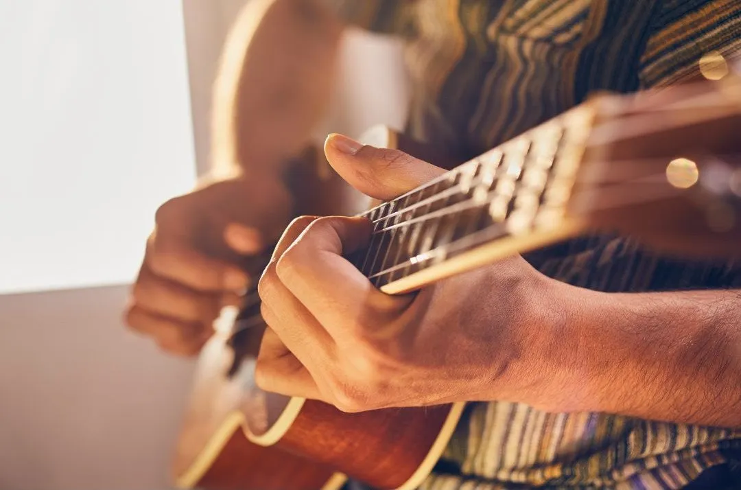Hände spielen Gitarre